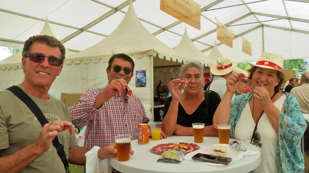 Degustaciones populares durante la celebración del Día del Jamón de Monesterio