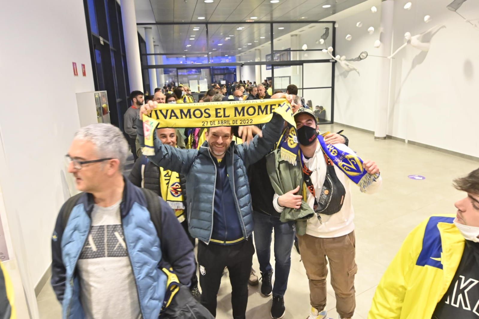 Salida de los aficionados del Villarreal desde el aeropuerto