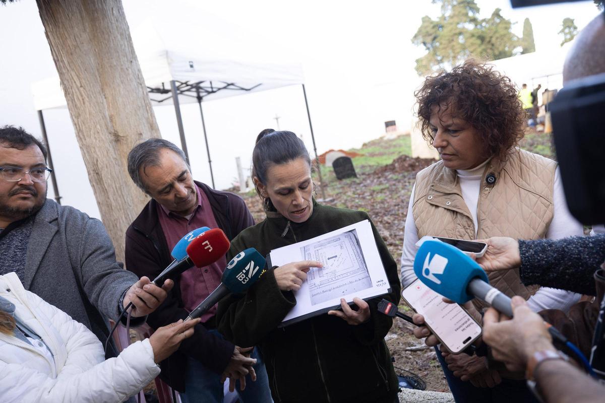 Almudena García-Rubio muestra el croquis de las dos hileras paralelas donde se enterró a las víctimas de la matanza del Castell.