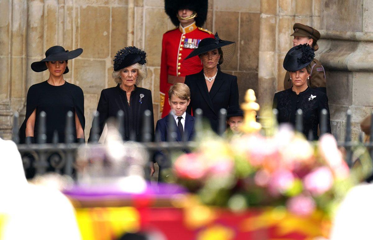 Meghan Markle, reina Camila, príncipe George, Kate Middleton y condesa de Wessex en el funeral de la reina Isabel II
