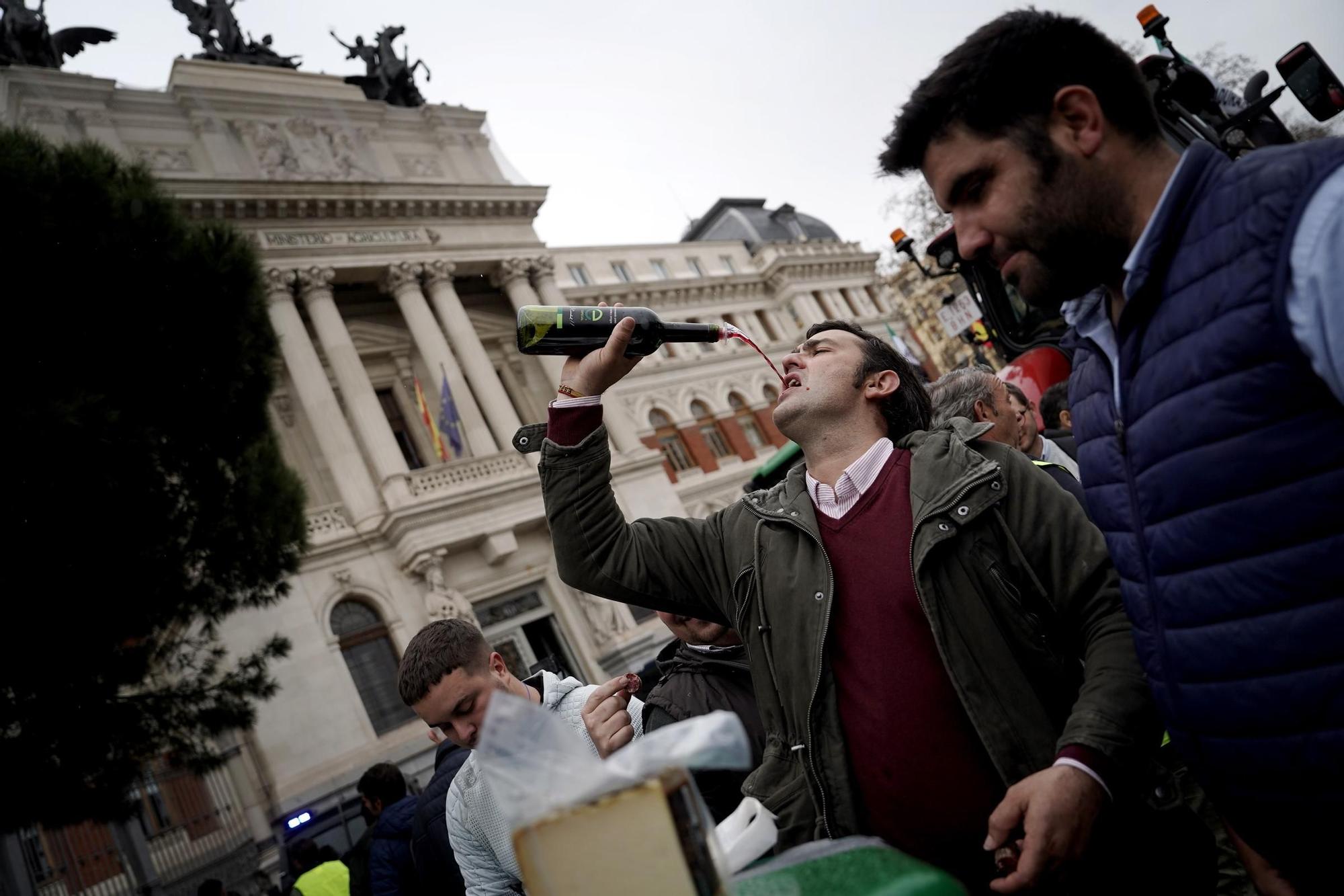 Agricultores protestan frente a la sede del Ministerio, en imágenes