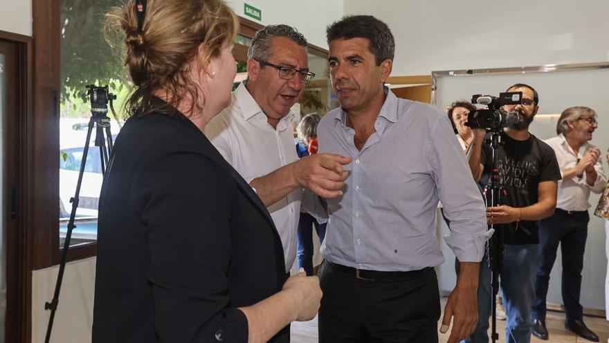 Toni Pérez conversando ayer con Carlos Mazón, en presencia de Ana Serna, en la reunión de la directiva provincial del PP. |