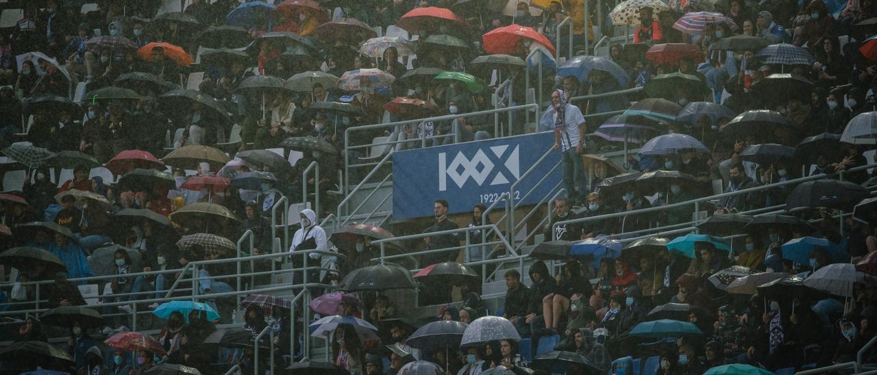 Aficionados del Tenerife, en el partido contra el Ibiza.