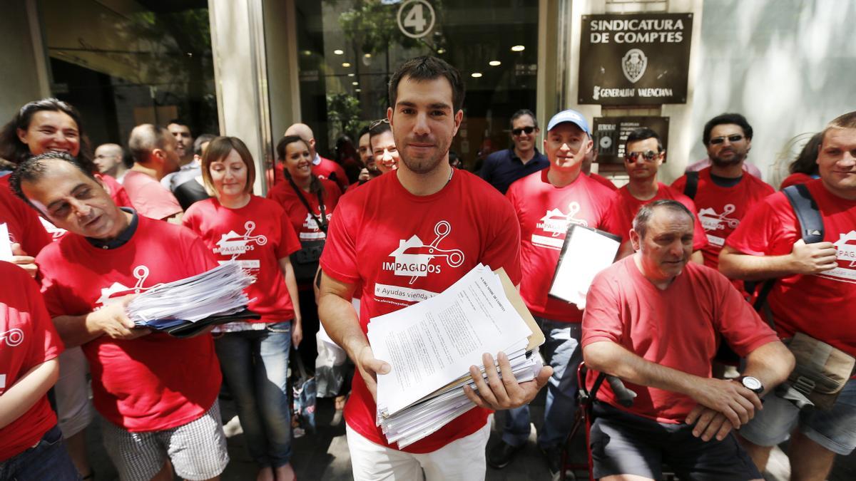 Los afectados en una imagen de archivo de la plataforma que crearon ante los impagos
