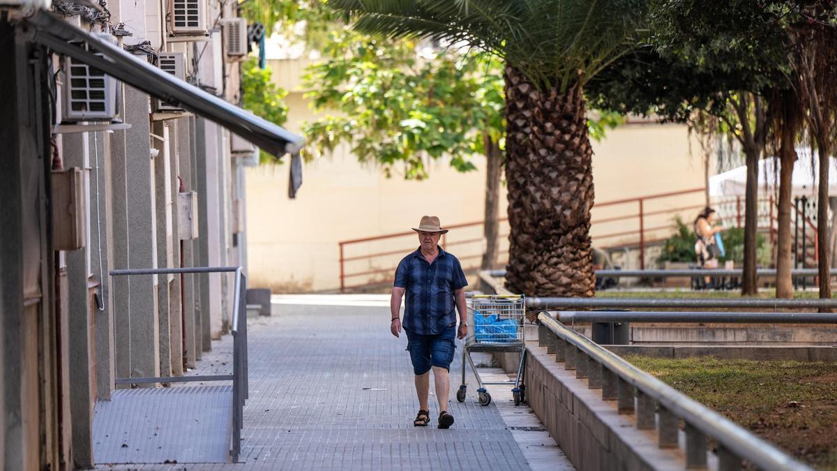Un vecino pasea por las calles del barrio de Sant Ildefons de Cornellà de Llobregat, en una imagen de archivo.
