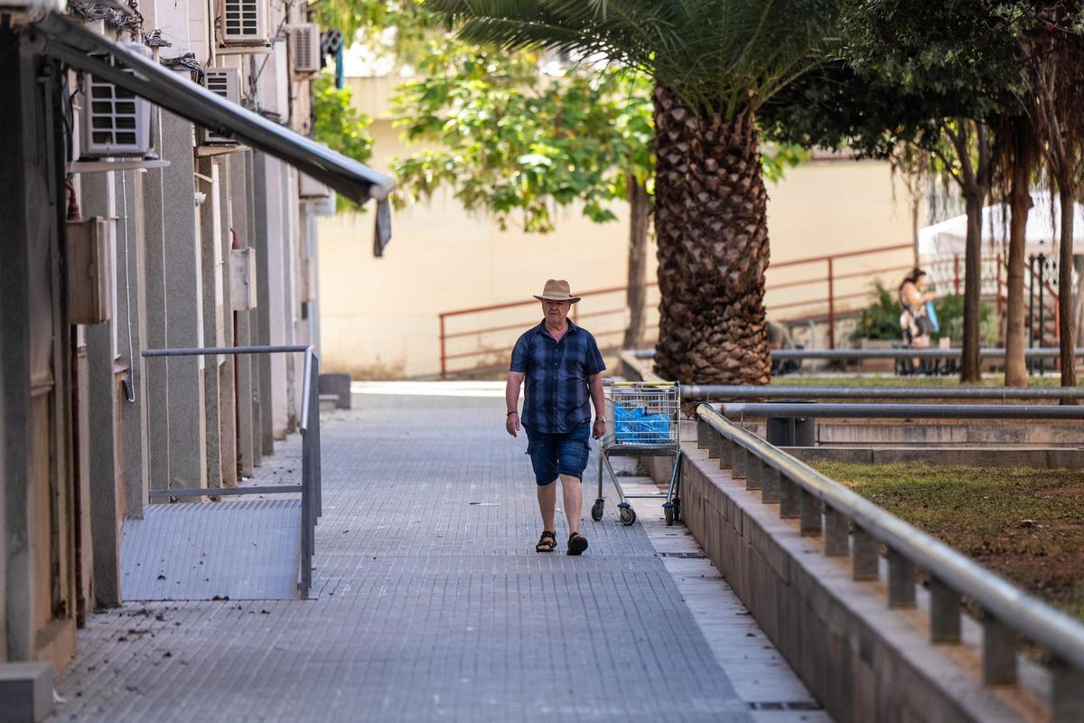 Un vecino pasea por las calles del barrio de Sant Ildefons de Cornellà de Llobregat, en una imagen de archivo.