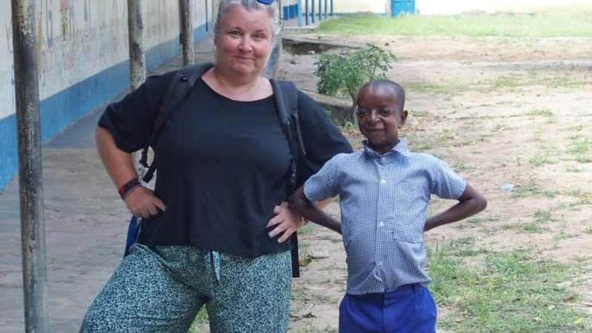 La profesora zaragozana, junto a un alumno en Kenia.