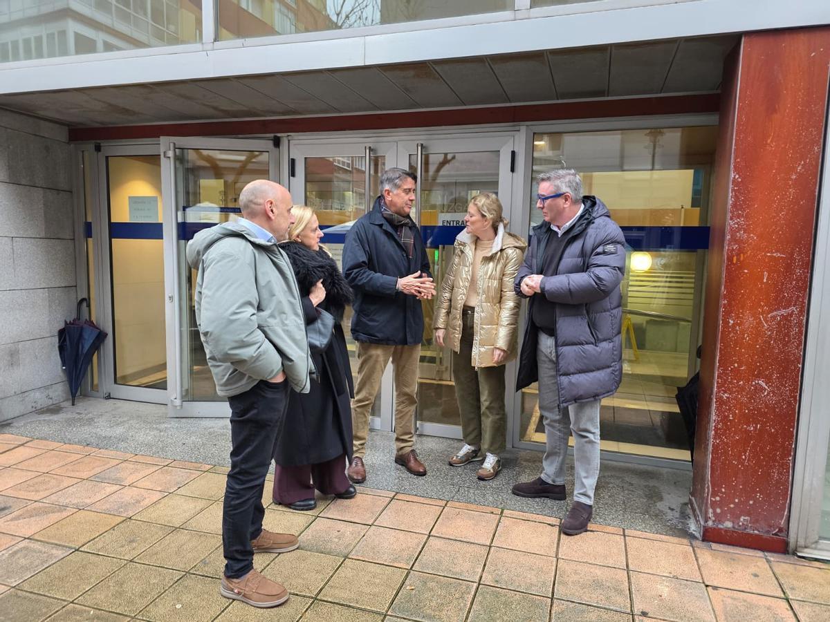 De izquierda a derecha, el edil del PP en Avilés, Pablo E. Menéndez, la diputada Susana Fernández, el diputado Manuel Cifuentes, la presidenta del PP de Avilés, Estefanía Rodríguez, y el edil del PP en Avilés, Jorge García, a la entrada del Juzgado en Avilés..