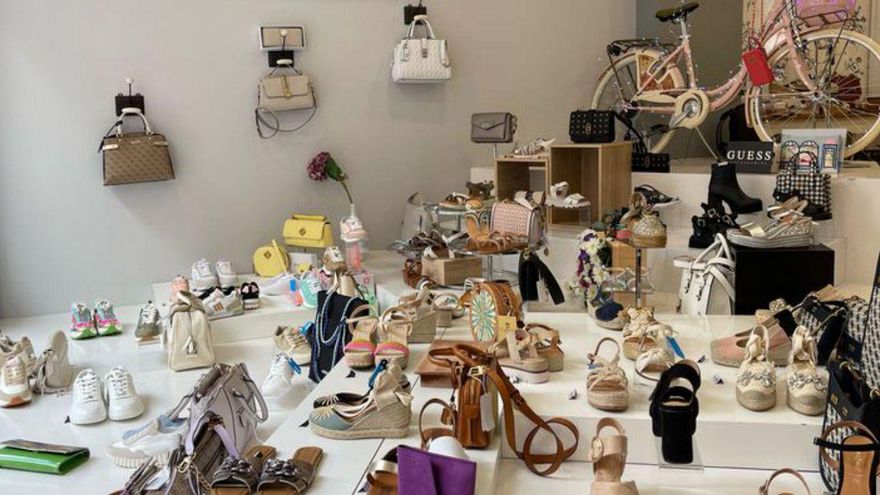 Diferentes tipos de zapatos y bolsos en Zapatería Lady E.| | CEDIDA A LNE