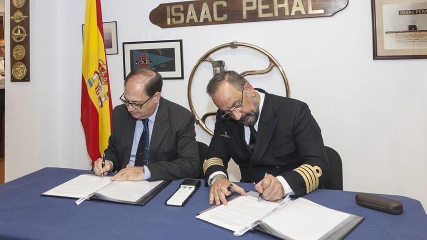 El director del astillero, Agustín Alvárez, y el jefe de la Escuela de Submarinos, Lorenzo Gamboa, ayer durante la firma del acuerdo.