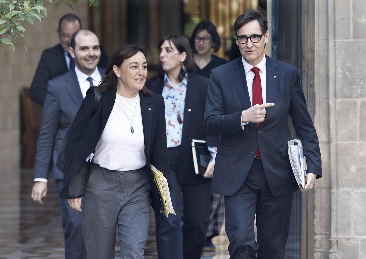 La consellera Paneque y el president Illa dirigiéndose a la reunión del Govern.