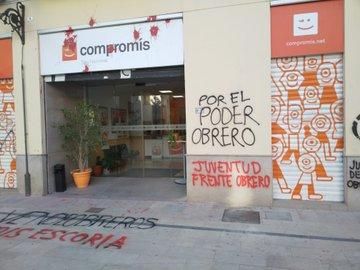 Pintadas en la sede de Compromís en València en la jornada de reflexión