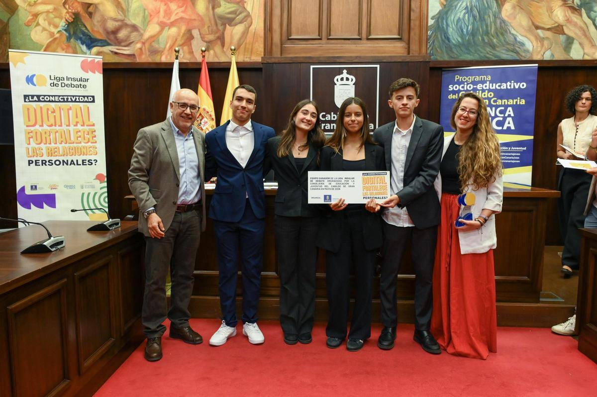 El equipo ganador del IES Pérez Galdós junto al presidente insular Antonio Morales y la consejera de Educación, Olaia Morán.