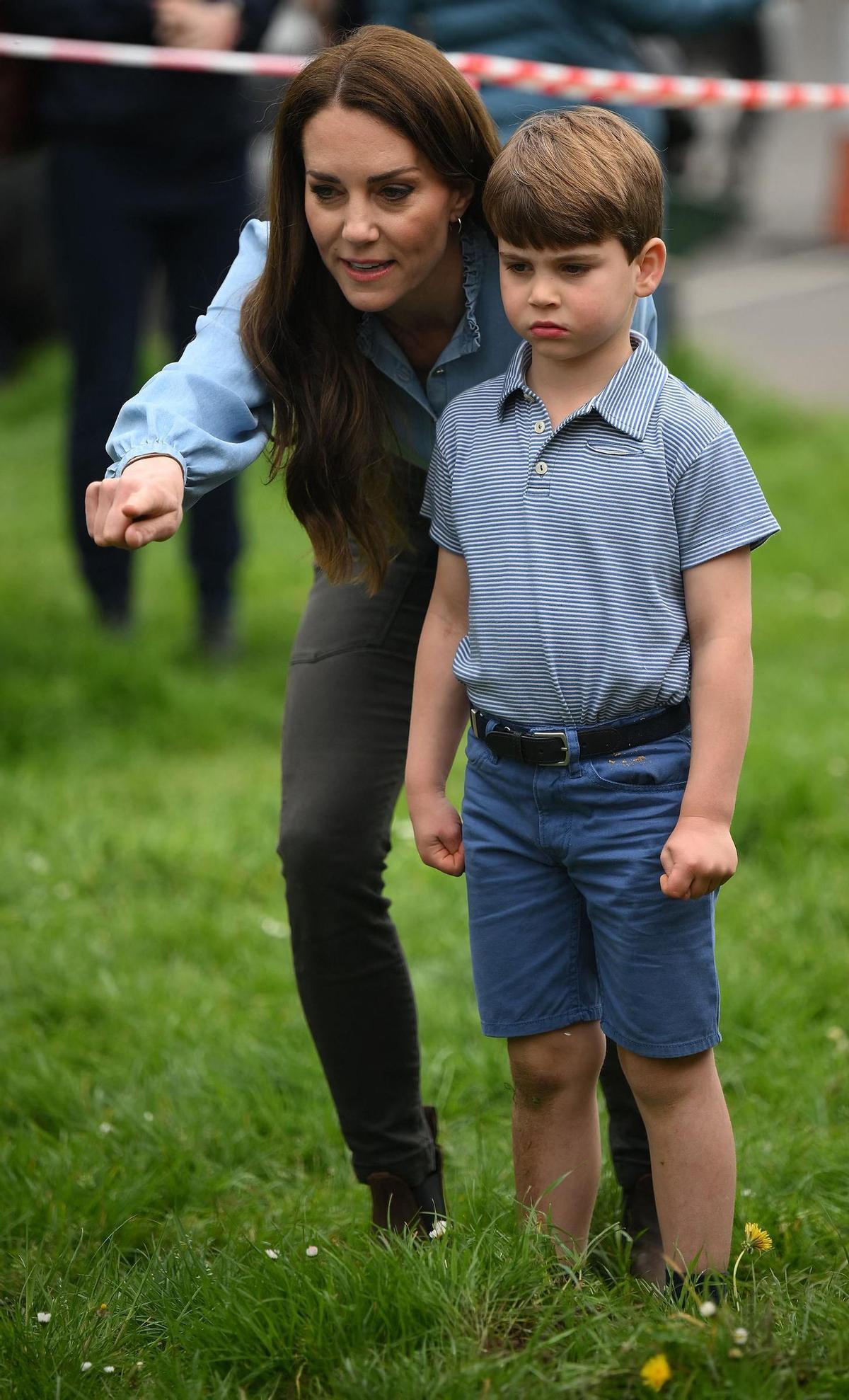 El príncipe Louis, el gran protagonista de un encuentro con 'scouts'. Se trata del último acto de sus padres, los príncipes de Gales, con motivo de la coronación del rey Carlos III El príncipe Louis, el gran protagonista de un encuentro con 'scouts'. Se trata del último acto de sus padres, los príncipes de Gales, con motivo de la coronación del rey Carlos III