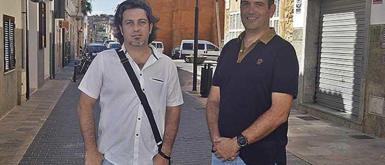 JosÃ© Modesto March, arquitecto, y Daniel AguilÃ³, ingeniero de caminos, en la calle Major, junto a la plaza Jaume Santandreu en Sant LlorenÃ§.