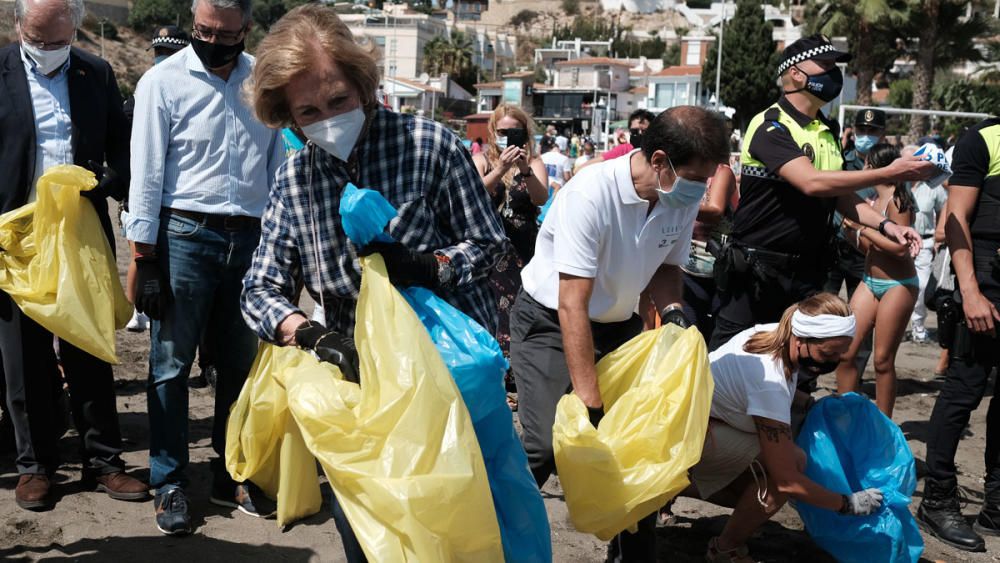 La Reina Sofía participa en una recogida de residuos en una playa de Rincón