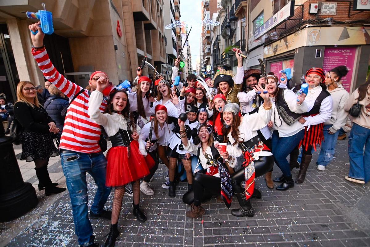 Bucaneros y Wally en el desfile de este miércoles.