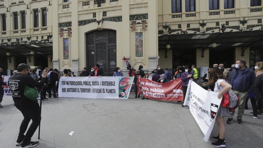 Manifestación en la Estación del Norte para mantener la línea de tren convencional entre Madrid, Cuenca y València