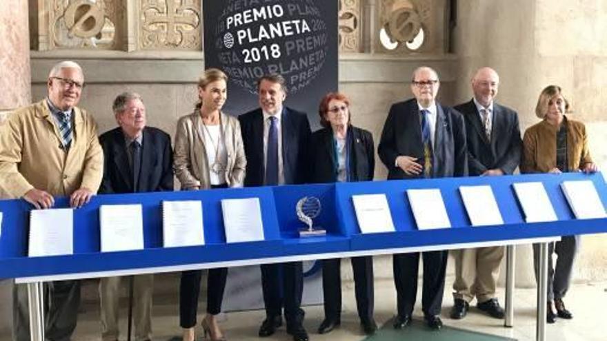 El jurado del Premio Planeta con las obras finalistas.