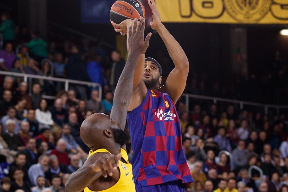 El pívot azulgrana Brandon Davies lanza por encima de Acy en el partido