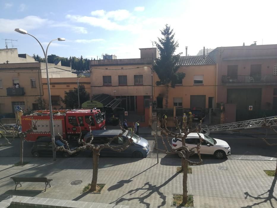 Un incendi en una casa al carrer Avinyonet de Figueres deixa un ferit amb un 20% del cos cremat