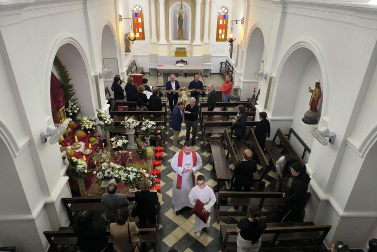 Momento de  la salida de la cruz del templo de la Mola.