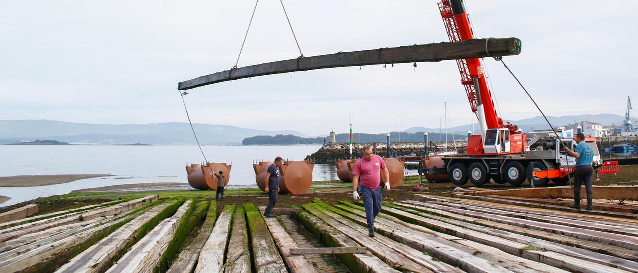 El montaje de una batea en la rampa vilagarciana de O Cavadelo.