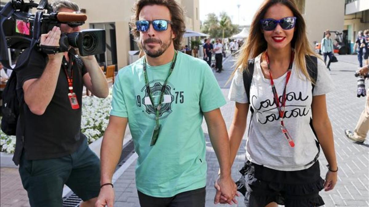 Alonso y Lara Álvarez, en el paddock