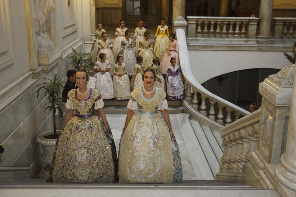 Las cortes de honor ensayan la proclamación de las falleras mayores