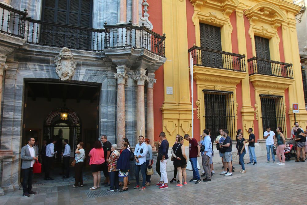 Largas colas para ver al Cautivo.