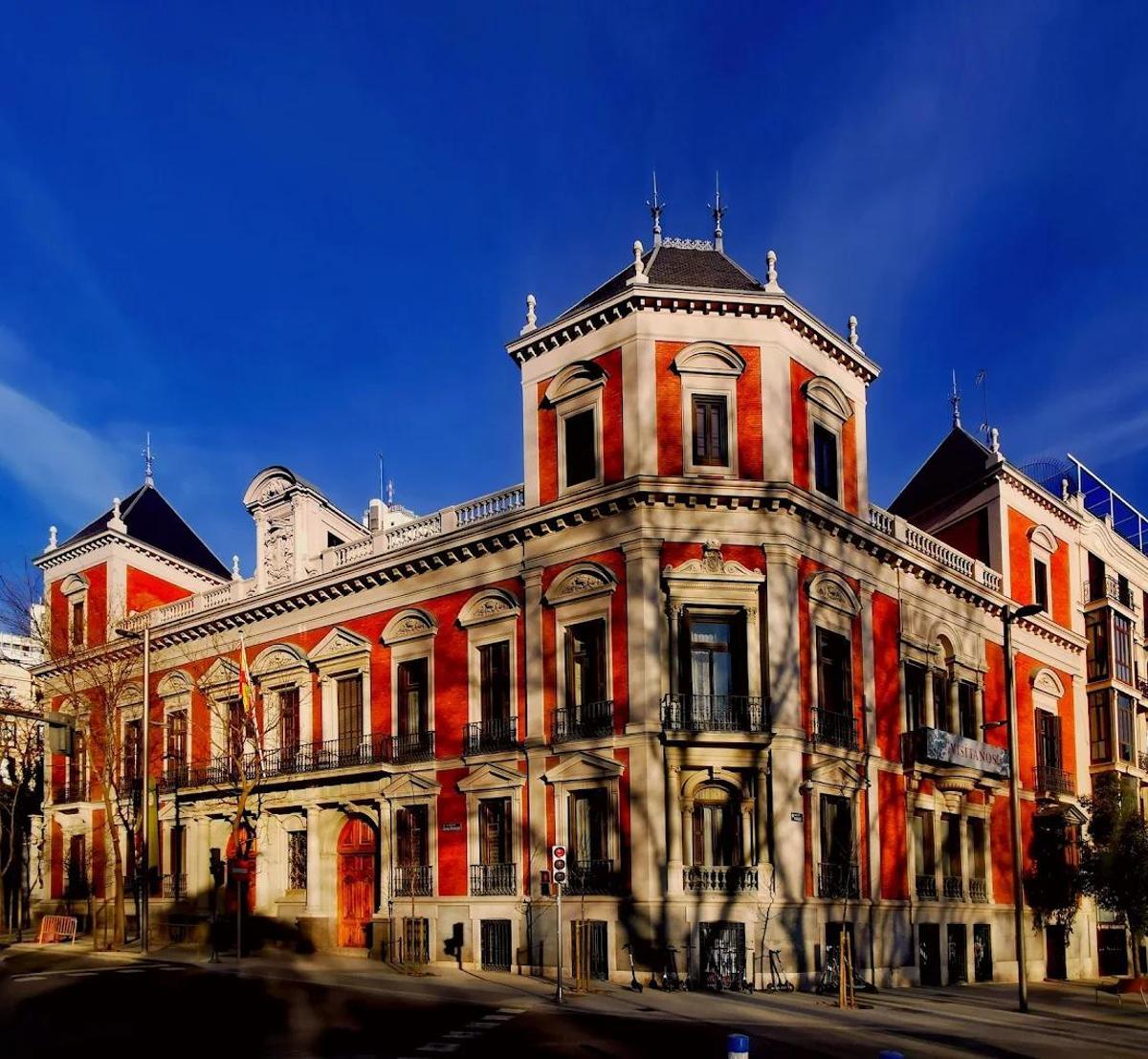 El edificio, de estilo clasicista y decorado con elementos neobarrocos y rococós, da cobijo a una colección formada por más de 50.000 piezas