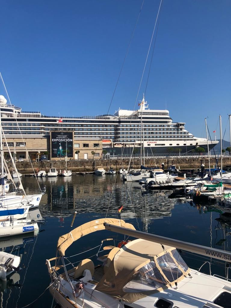 Majestuoso desfile del 'Queen Elizabeth' en Vigo