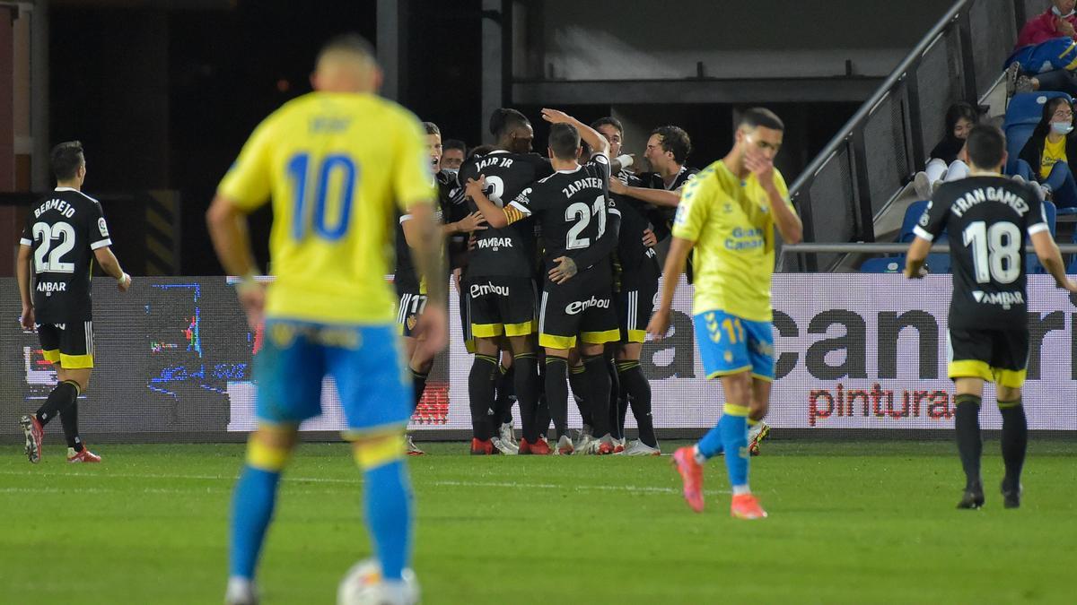 Los jugadores del Real Zaragoza celebran uno de los tantos a Las Palmas.