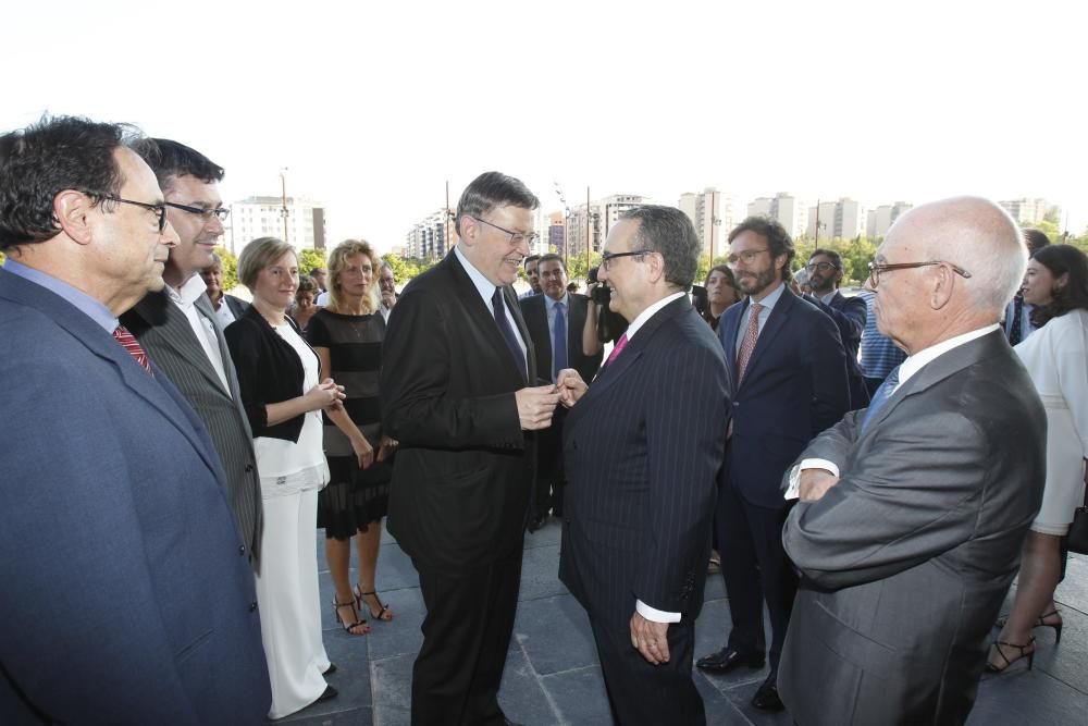 Javier Moll, presidente de EPI recibe a Ximo Puig, president de la Generalitat Valenciana en la gala del 25º aniversario de Levante de Castelló.