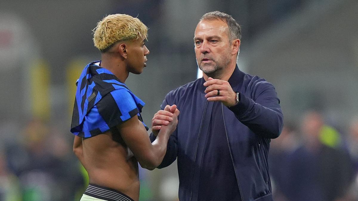 Hansi Flick y Lamine Yamal, tras el encuentro de San Siro de Champions.