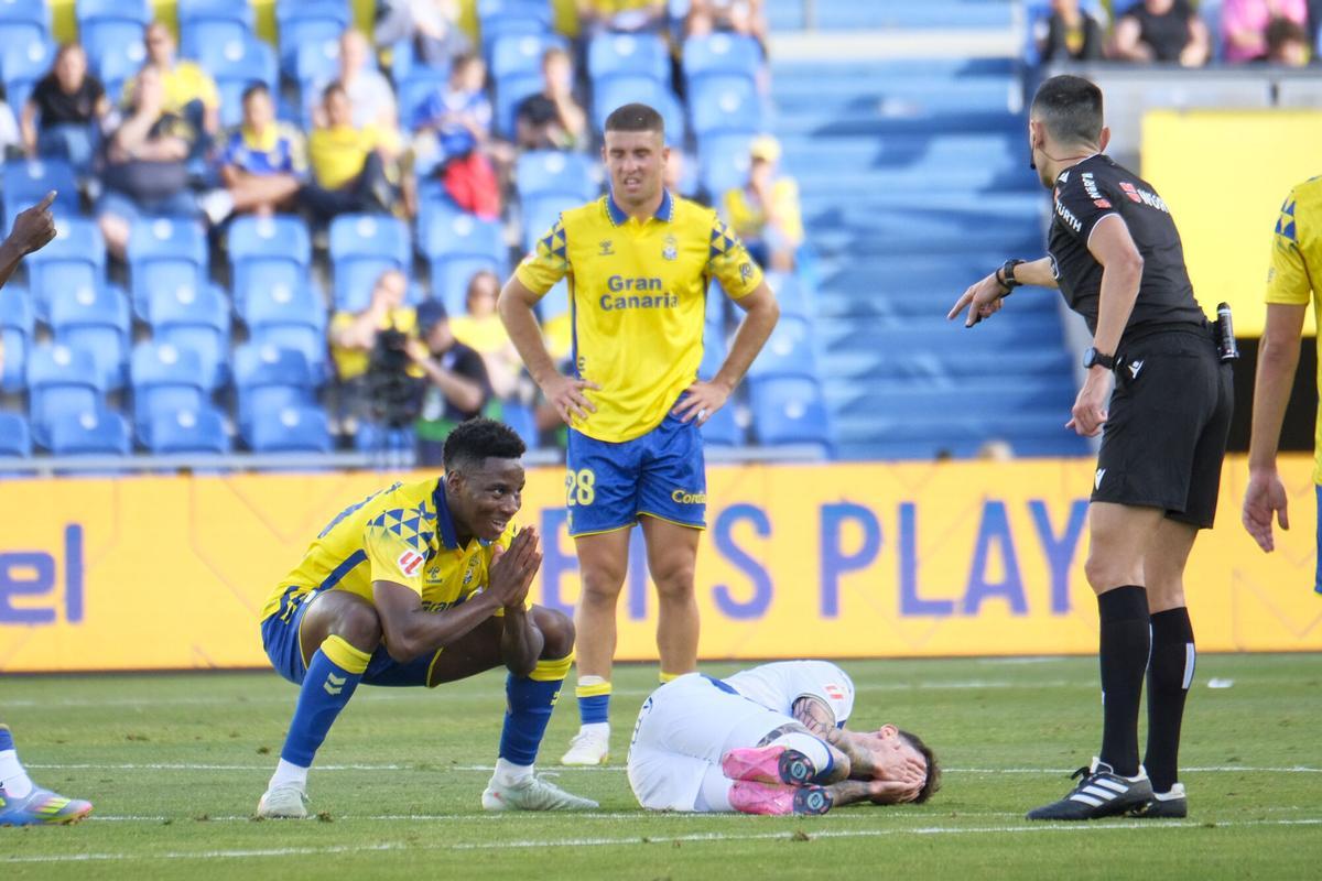 GRAFCAN9782. LAS PALMAS DE GRAN CANARIA, 18/05/2025.- El jugador de la UD Las Palmas Essugo (i) y el jugador del Leganés Dani Raba (c) durante el partido de la jornada 37 de LaLiga EA Sports, penúltima del campeonato, disputado este sábado en el estadio de Gran Canaria, en Las Palmas de Gran Canaria. EFE/ Angel Medina G.