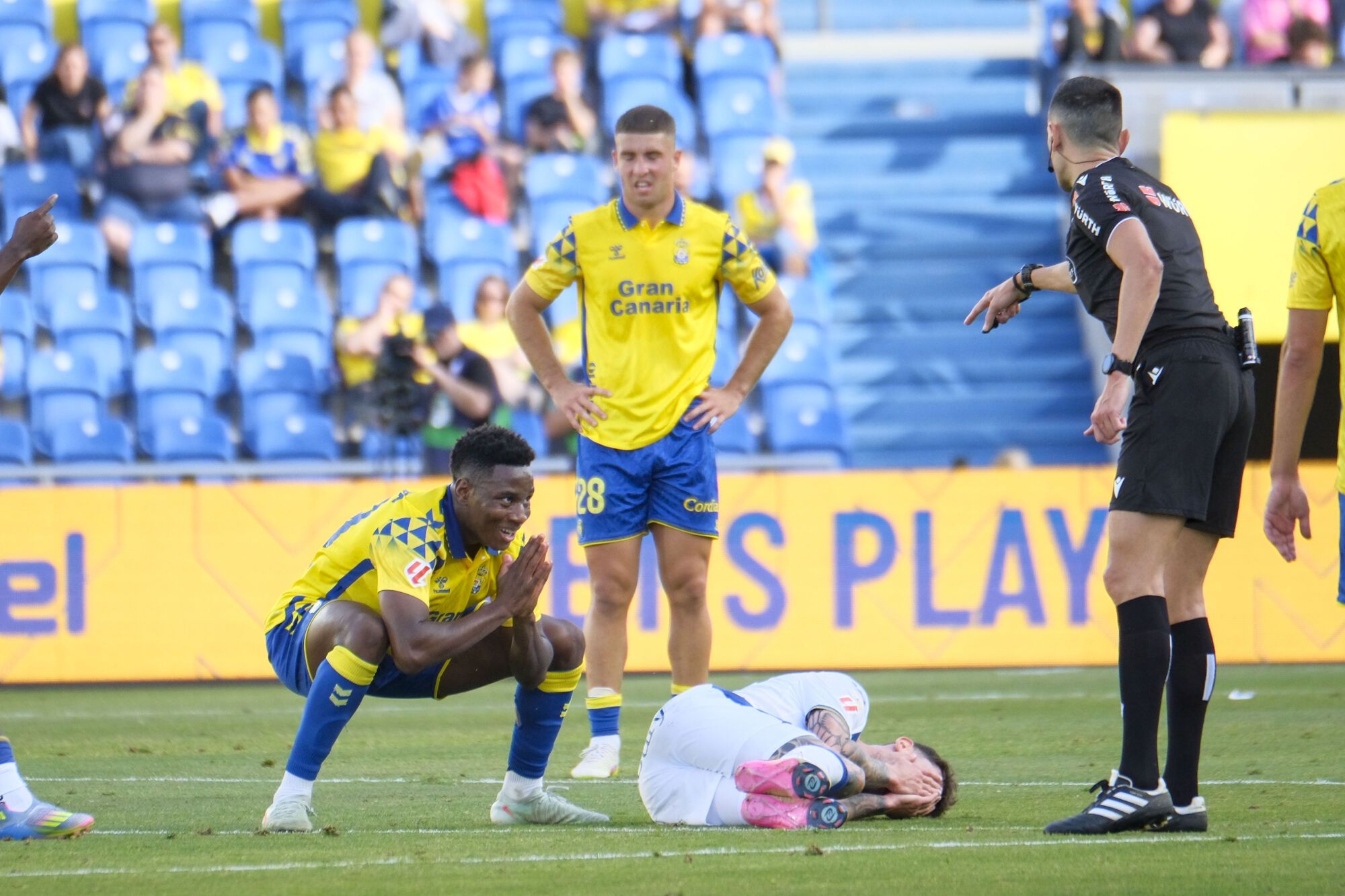 GRAFCAN9782. LAS PALMAS DE GRAN CANARIA, 18/05/2025.- El jugador de la UD Las Palmas Essugo (i) y el jugador del Leganés Dani Raba (c) durante el partido de la jornada 37 de LaLiga EA Sports, penúltima del campeonato, disputado este sábado en el estadio de Gran Canaria, en Las Palmas de Gran Canaria. EFE/ Angel Medina G.