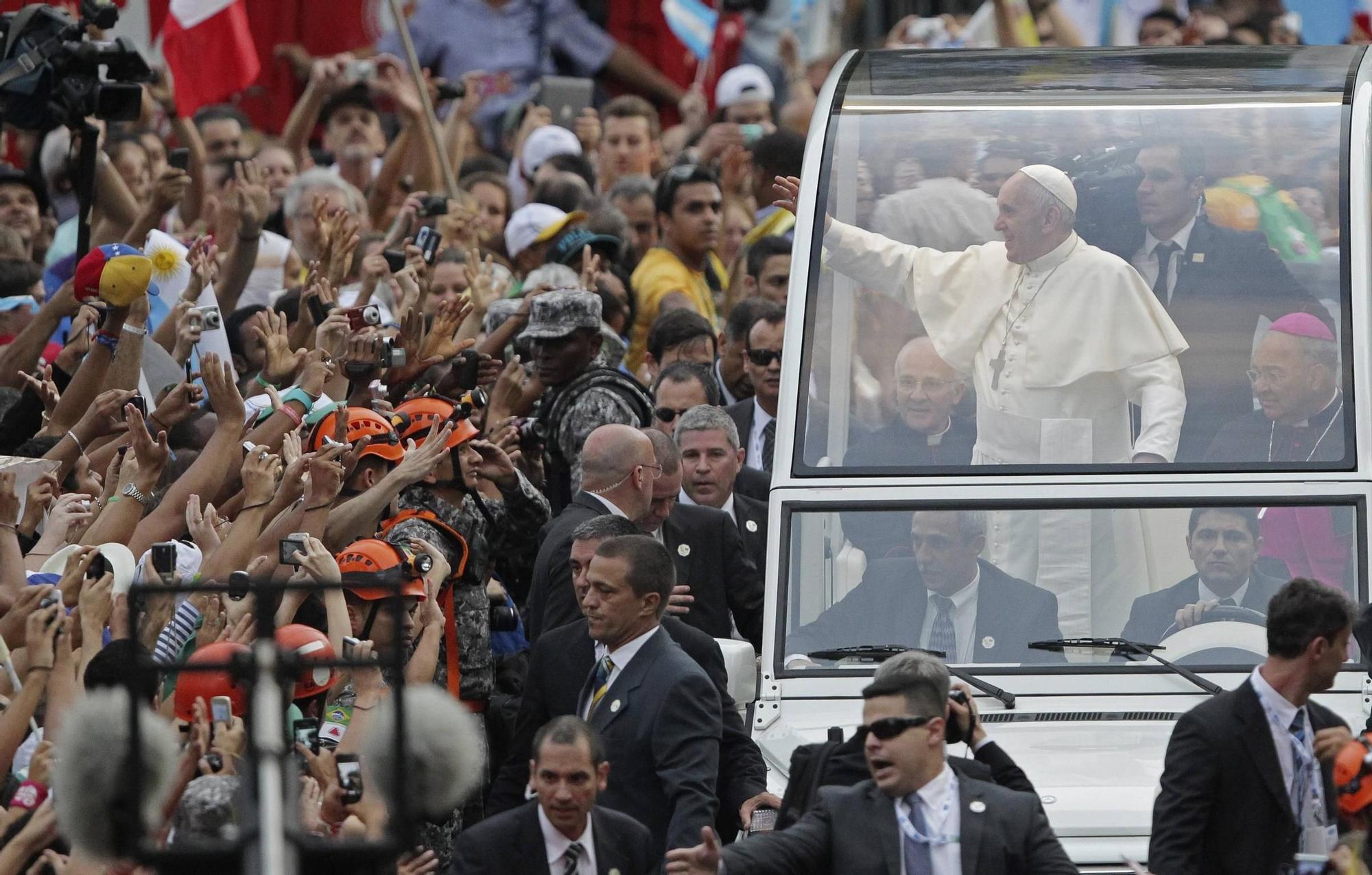 papa-francisco-papamovil.jpg