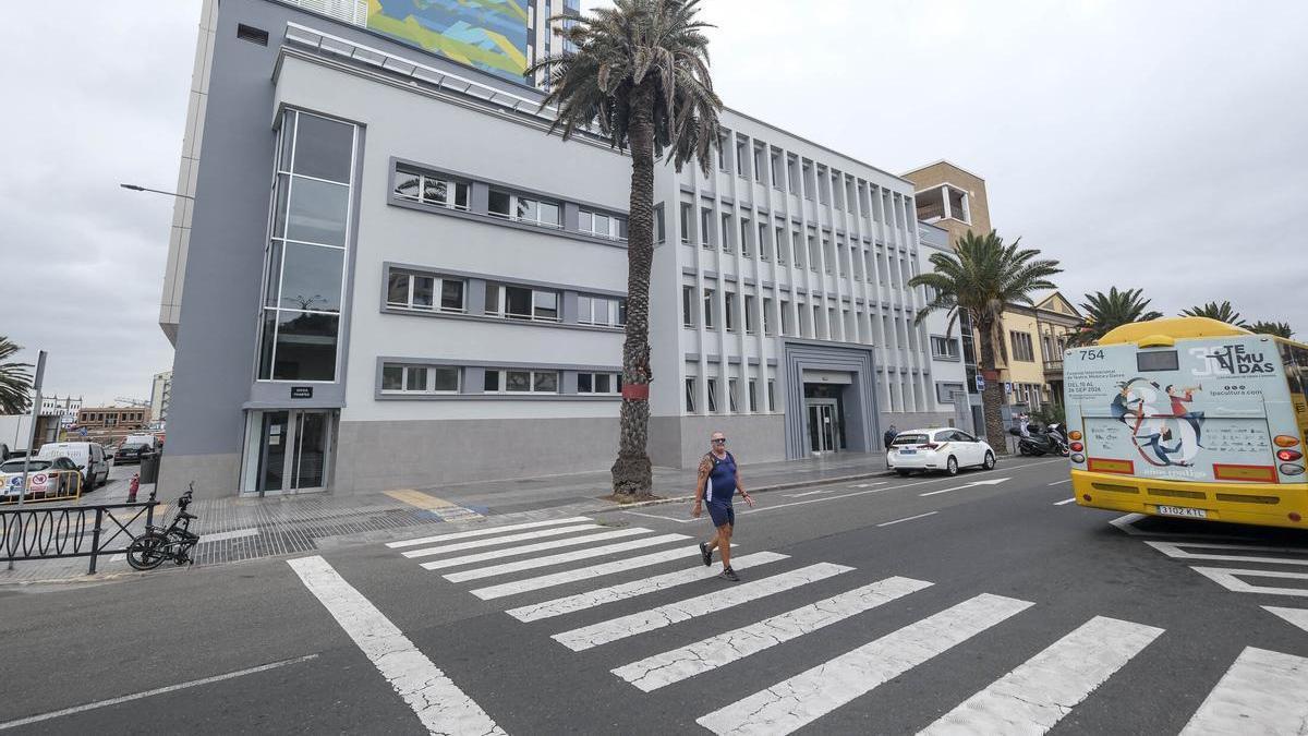 El centro para personas sin hogar, la Fábrica de Hielo, continúa sin abrir sus puertas cuatro meses después de finalizar las obras