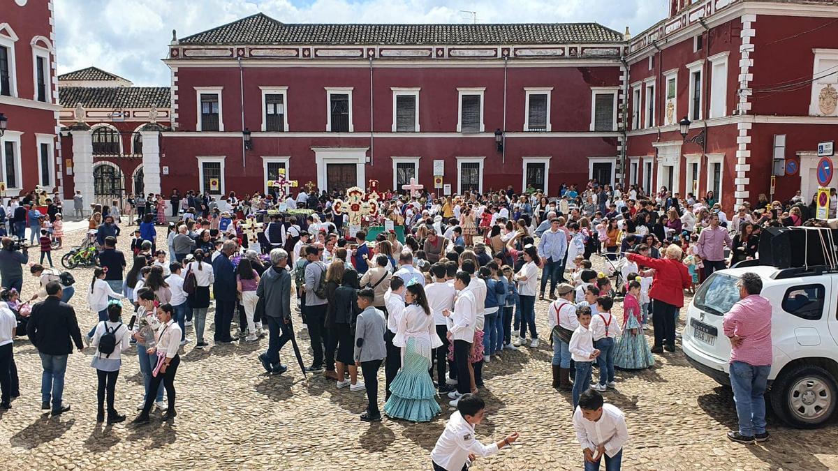 Concurso de cruces infantiles celebrado el 3 de mayo en Fernán Núñez, con 50 participantes.