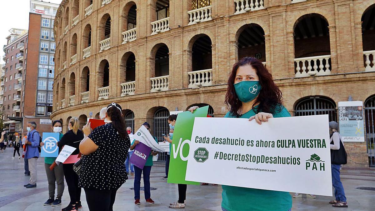Protesta celebrada en junio contra los desahucios ante la plaza de toros de València. | M.A. MONTESINOS