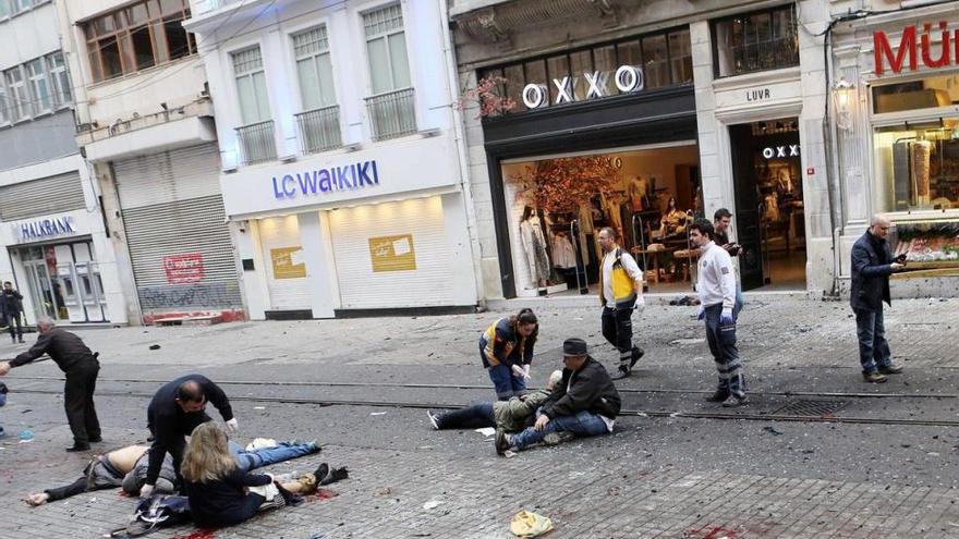 Al menos cinco muertos y veinte heridos en un atentado suicida en el centro de Estambul