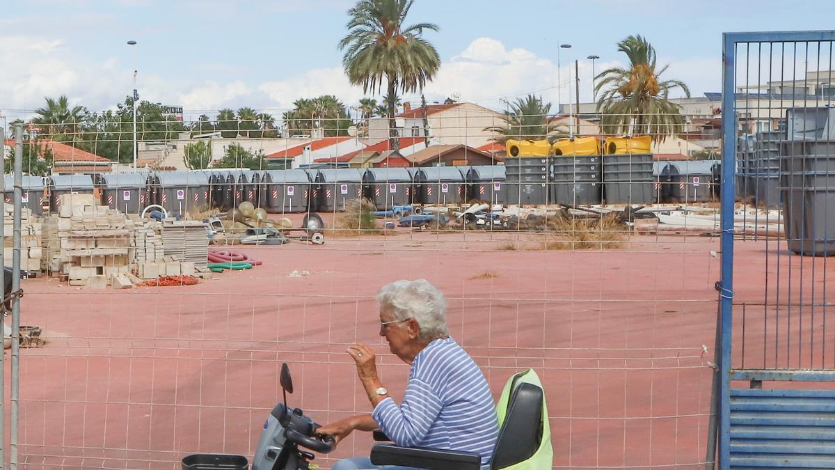 Al fondo los nuevos contenedores que se están almacenando en un solar municipal en los últimos días