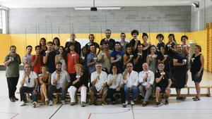 El equipo de Dagoll Dagom encargado de ’Scaramouche’, en el gimnasio interior del IES Fort Pius, reconvertido en sala de ensayos. 