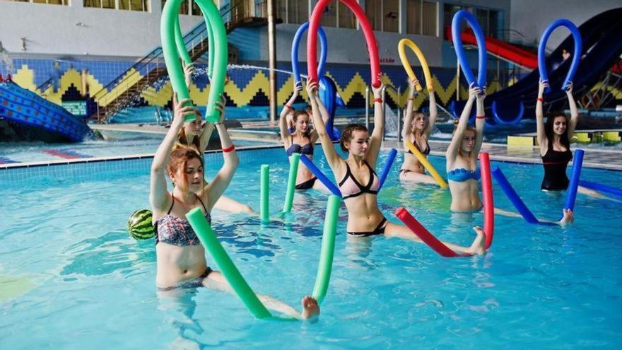 10 exercicis fàcils i efectius per perdre pes a la piscina