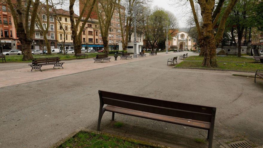 Persecución de película en Langreo: Un hombre sin carné circula por un parque a toda velocidad huyendo de la Policía