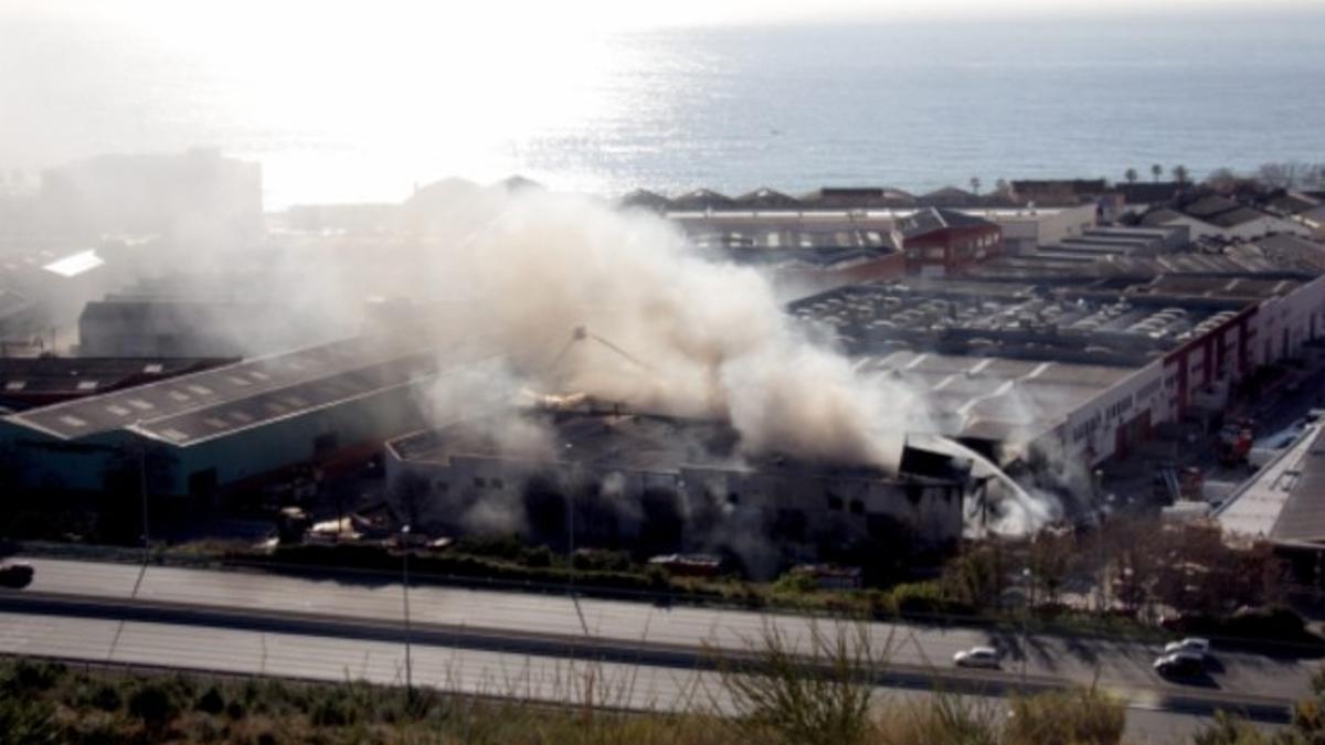 Imagen del incendio en el polígono industrial de Can Ribó, Badalona, con una imponente columna de humo.