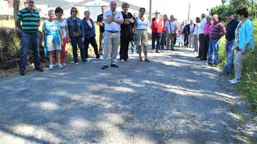 Salvador Méndez, Rosana González y Carmen Pérez, en el centro, en la vía, junto a vecinos afectados.