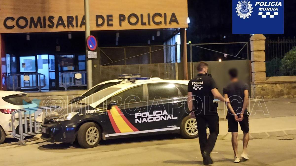 Los agentes arrestan al agresor.