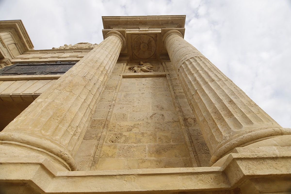 En imágenes el fin de la restauración de la Puerta del Puente